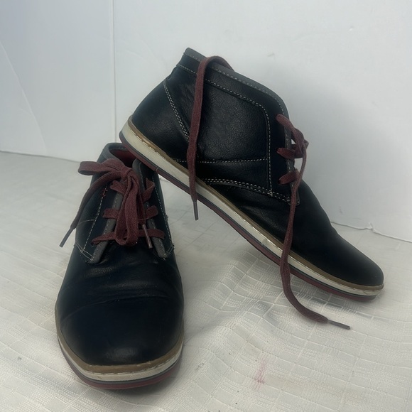 Vince Mens Chukka  boots in black and red main image 8